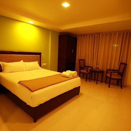Temple Plaza Kochi Hotel Chottanikara Exterior photo