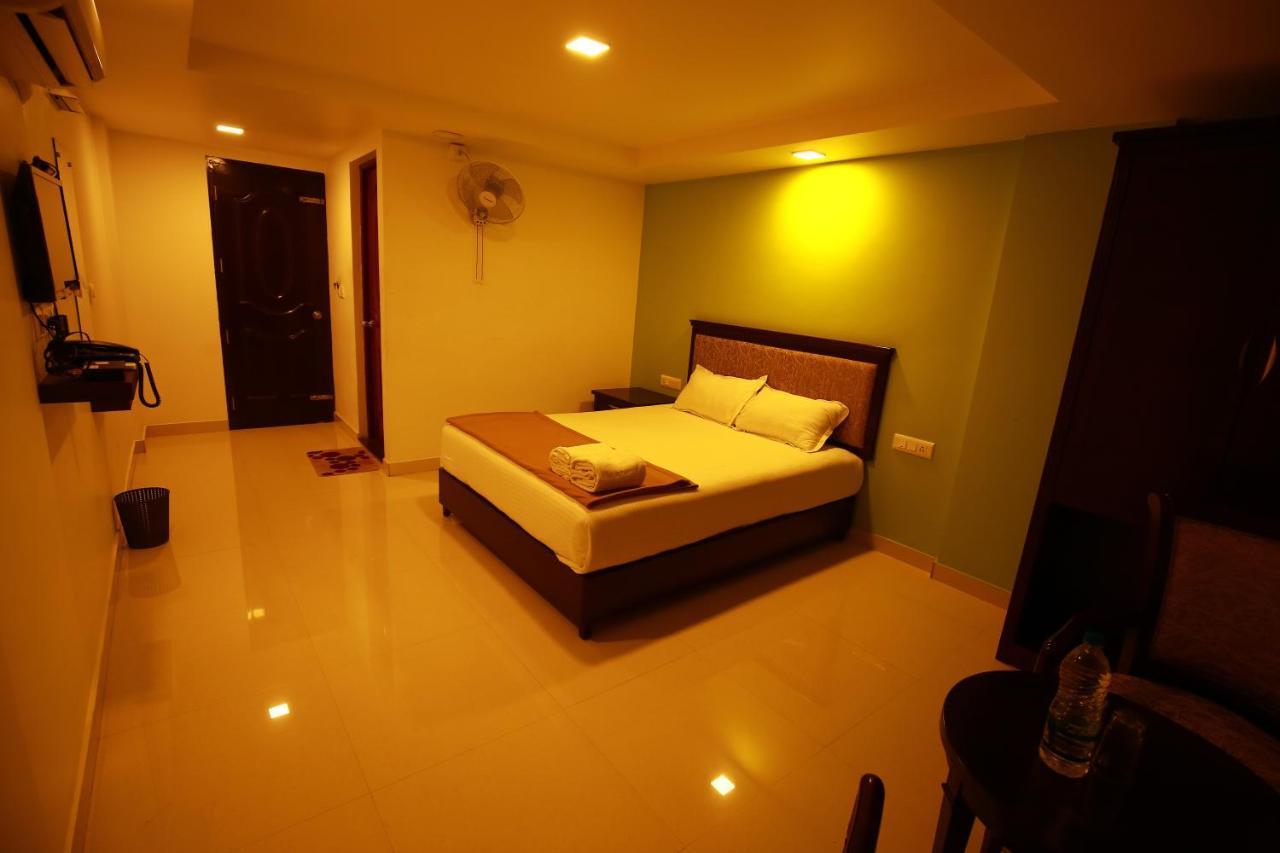 Temple Plaza Kochi Hotel Chottanikara Exterior photo