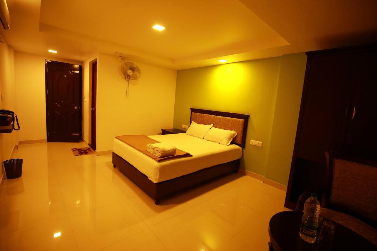 Temple Plaza Kochi Hotel Chottanikara Exterior photo